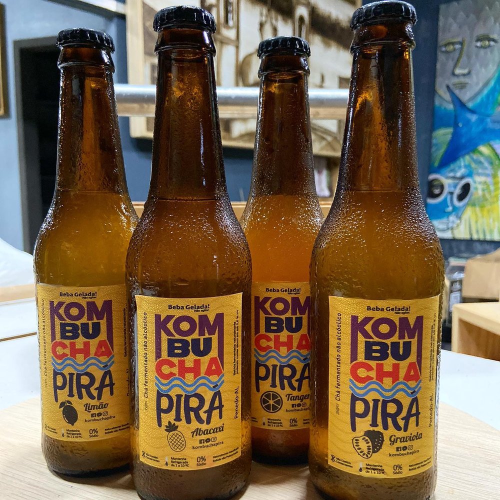 Garrafas de Kombucha Pirá com rótulos de Limão, Abacaxi, Tangerina e Graviola
